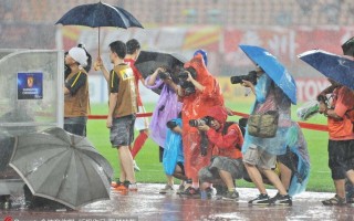 足球下雨看台能淋到吗，足球下雨看台能淋到吗视频