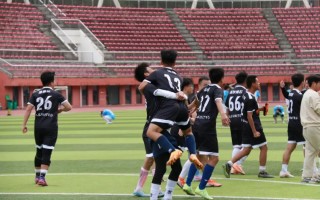 足球借助外力赢了算吗，当足球运动到最高点一切外力消失他将怎么运动？